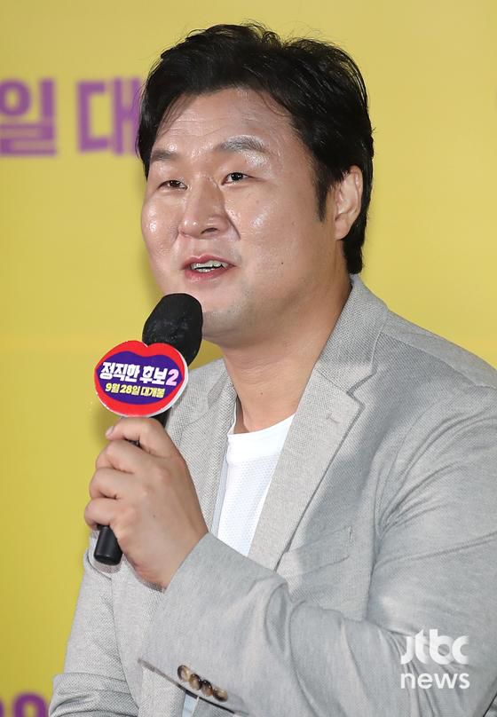 장유정 감독과 배우 라미란, 김무열, 윤경호, 서현우, 박진주가 20일 오후 서울 코엑스 메가박스에서 열린 영화 '정직한 후보2' 언론시사회에 참석해 소감을 말하고 있다.  박세완 엔터뉴스팀 기자 park.sewan@jtbc.co.kr (콘텐트비즈니스본부)