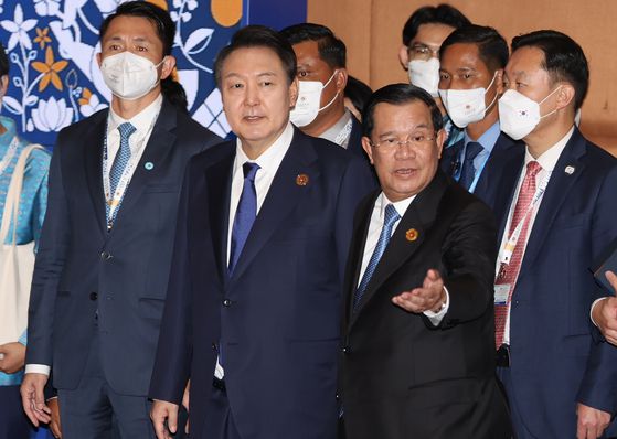 윤석열 대통령이 11일 오후 캄보디아 프놈펜 소카호텔에서 열린 한·아세안 정상회의에서 훈센 캄보디아 총리와 입장하고 있다. 〈사진=연합뉴스〉