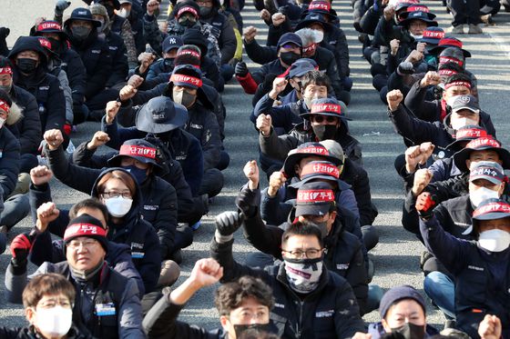 6일 경북 포항시 남구 오천읍 포항철강산업단지 내 현대글로비스사거리에서 열린 민주노총 총파업·총력투쟁 경북대회에 참석한 민주노총 조합원들이 구호를 외치고 있다. 〈사진=연합뉴스〉
