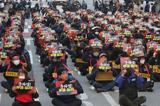 지난 6일 오후 광주 서구 국민의힘 광주시당 앞 도로에서 민주노총 광주본부가 화물연대 총파업 투쟁을 지지하며 총파업·총력투쟁대회를 하고 있다. 〈사진=연합뉴스〉