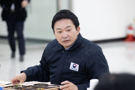 원희룡 국토교통부 장관이 5일 부산 강서구 부산신항에 설치한 임시사무실을 방문, 화물연대 파업 관련 부두운영사·운송업체 관계자들과 오찬간담회를 하고 있다. 〈사진=연합뉴스〉