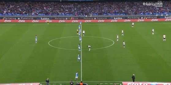 지난 2월 나폴리가 사수올로전 킥오프에 맞춰 쓴 전형. 8명의 선수가 하프라인에 줄지어 서있습니다. (사진=이탈리아 세리에A 중계 영상 캡처)