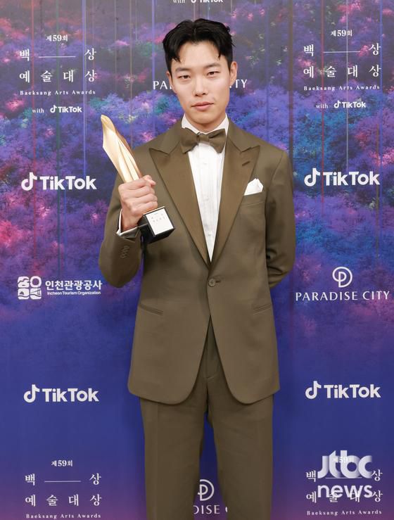 배우 류준열이 28일 오후 인천 중구 운서동 파라다이스시티에서 열린 '제59회 백상예술대상'에서 영화부문 남자 최우수상을 수상하고 포즈를 취하고 있다    특별취재반 / 2023.04.28/