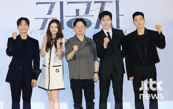 22일 오전 서울 자양동 롯데시네마 건대입구점에서 영화 '귀공자' 제작보고회가 열렸다. 박훈정 감독과 김선호, 강태주, 김강우, 고아라가 참석했다. 김현우 엔터뉴스팀 기자 kim.hyunwoo3@jtbc.co.kr (콘텐트비즈니스본부)