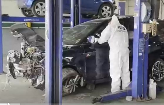 급발진 의심 사고차를 조사중인 국과수〈자료=JTBC뉴스룸〉