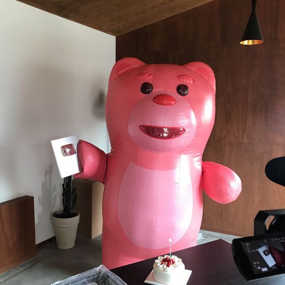 초창기 벨리곰은 보송보송한 털이 없는 비닐 소재로 얼굴도 지금과 조금 달랐어요. 길에서도 눈에 잘 띄는 분홍색에 커다란 몸집만은 변하지 않았습니다.