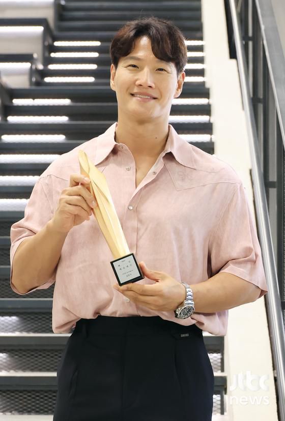 '제59회 백상예술대상'에서 TV부문 남자 예능상을 수상한 가수 김종국이 24일 오후 서울 마포구 상암동 JTBC에서 진행된 인터뷰에 앞서 포즈를 취하고 있다. 김현우 엔터뉴스팀 기자 kim.hyunwoo3@jtbc.co.kr (콘텐트비즈니스본부)