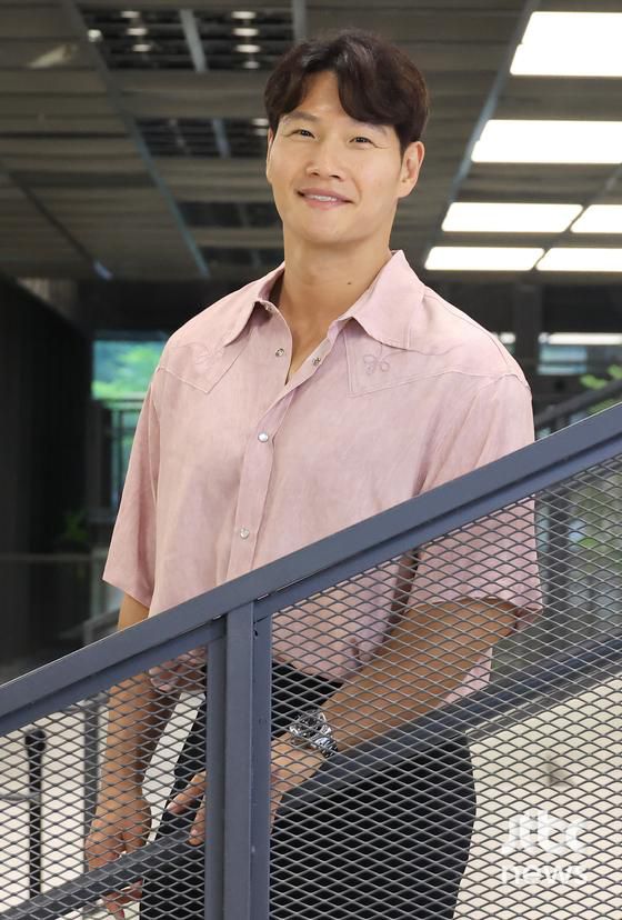 '제59회 백상예술대상'에서 TV부문 남자 예능상을 수상한 가수 김종국이 24일 오후 서울 마포구 상암동 JTBC에서 진행된 인터뷰에 앞서 포즈를 취하고 있다. 김현우 엔터뉴스팀 기자 kim.hyunwoo3@jtbc.co.kr (콘텐트비즈니스본부)