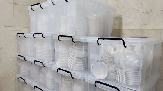 다 쓴 다회용기가 창고에 쌓여있는 모습. 전문 세척업체에서 그릇을 수거해 7단계 세척 과정을 거친 뒤 다시 장례식장으로 가져다준다. 〈사진=이지현 기자〉