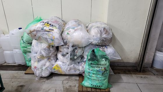 서울의료원 쓰레기 하역장에 장례식장에서 나온 쓰레기가 쌓여 있다. 하루만에 하역장 한 쪽을 가득 채웠던 쓰레기는 80%가량 줄었다. 〈사진=이지현 기자〉