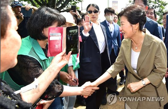 전직 대통령 박근혜 씨가 오늘(15일) 박정희 전 대통령 생가를 찾아 시민들과 인사하고 있다. 〈사진=연합뉴스〉