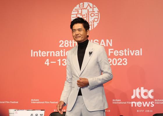 배우 주윤발이 5일 오후 부산 해운대구 KNN시어터에서 열린 '올해의 아사이영화인상' 기자회견에 참석했다. 박세완 엔터뉴스팀 기자 park.sewan@jtbc.co.kr (콘텐트비즈니스본부)