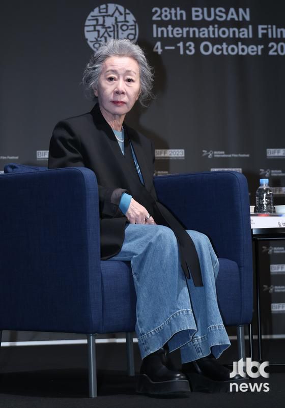 배우 윤여정이 6일 오후 부산 해운대구 KNN시어터에서 열린 '액터스 하우스'에 참석해 포토타임을 갖고 있다. 김현우 엔터뉴스팀 기자 kim.hyunwoo3@jtbc.co.kr (콘텐트비즈니스본부)