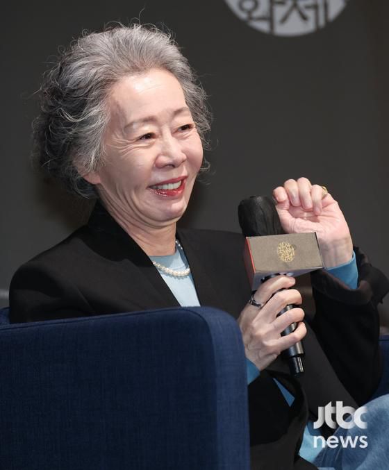 배우 윤여정이 6일 오후 부산 해운대구 KNN시어터에서 열린 '액터스 하우스'에 참석해 포토타임을 갖고 있다. 김현우 엔터뉴스팀 기자 kim.hyunwoo3@jtbc.co.kr (콘텐트비즈니스본부)