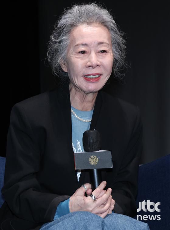 배우 윤여정이 6일 오후 부산 해운대구 KNN시어터에서 열린 '액터스 하우스'에 참석해 포토타임을 갖고 있다. 김현우 엔터뉴스팀 기자 kim.hyunwoo3@jtbc.co.kr (콘텐트비즈니스본부)