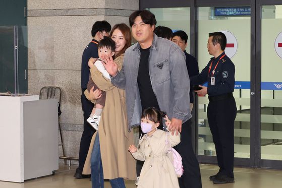 〈YONHAP PHOTO-5288〉 가족과 함께 귀국한 류현진 (영종도=연합뉴스) 김주성 기자 = 미국프로야구 메이저리그(MLB)에서 2023시즌을 마친 류현진이 18일 오후 인천국제공항을 통해 가족과 함께 귀국하고 있다. 2023.10.18 utzza@yna.co.kr/2023-10-18 18:19:51/ 〈저작권자 ⓒ 1980-2023 ㈜연합뉴스. 무단 전재 재배포 금지.〉