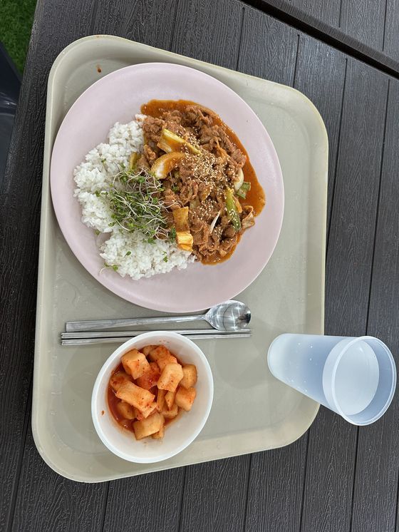 청원생명축에서는 식당들이 평소 사용하던 식기를 가지고 나와 축제에서 사용했다. 〈사진=청주시 제공〉