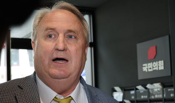 인요한 국민의힘 혁신위원장이 25일 오전 여의도 당사 앞에서 출근 전 기자들의 질문을 받고 있다. 〈사진=연합뉴스〉