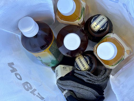 음료 6병과 양말 한 묶음이 든 양순태씨의 장바구니. 〈사진=김휘란 기자〉