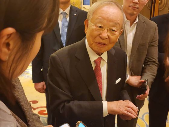 19일 한국경영자총협회가 개최한 '제1차 한중경영자회의'에 참석한 손경식 경총 회장이 베이징특파원단을 만나 이야기 나누고 있다. 사진 이도성 베이징특파원.