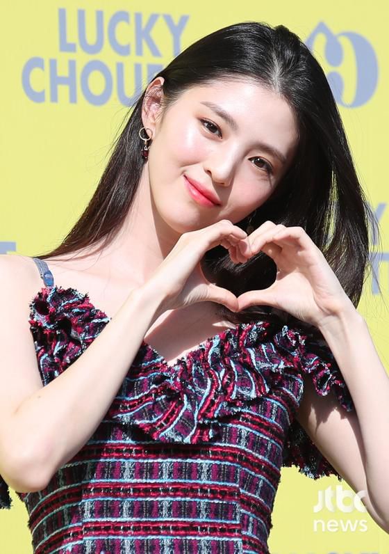 배우 한소희가 1일 오후 서울 성동구 성수동 에스팩토리에서 열린 '럭키슈에뜨 10주년 패션쇼'에 참석해 포즈를 취하고 있다. 박세완 엔터뉴스팀 기자 park.sewan@jtbc.co.kr (콘텐트비즈니스본부)