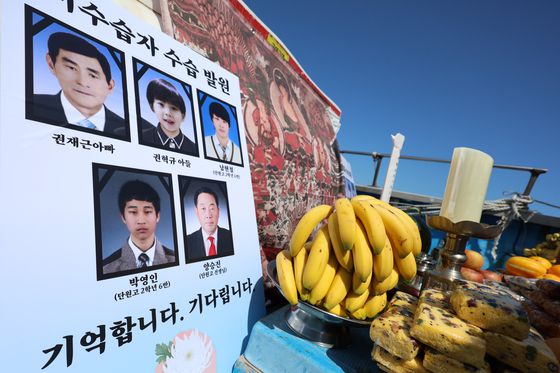 세월호 참사 10주기를 사흘 앞둔 13일 오후 전남 진도군 맹골수도의 침몰해역에서 선상 추모제가 열렸다.