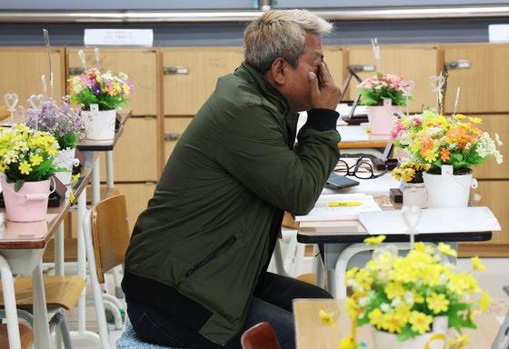 15일 경기도 안산시 단원고 4.16기억교실을 찾은 추모객이 눈물을 닦고 있다. 〈사진=연합뉴스〉