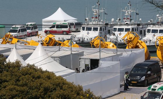 2014년 4월, 진도 팽목항에 설치된 임시 안치소. 〈사진=연합뉴스〉