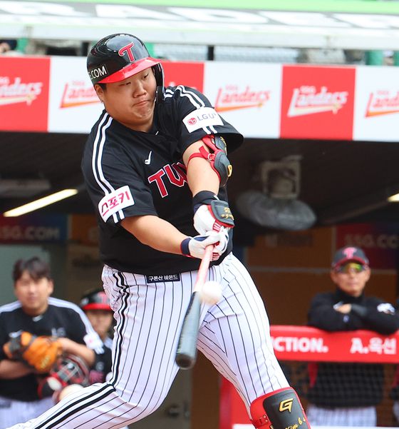 〈YONHAP PHOTO-2610〉 김범석 역전 만루포 (인천=연합뉴스) 임순석 기자 = 21일 오후 인천 SSG랜더스필드에서 열린 2024 KBO 리그 LG 트윈스와 SSG 랜더스의 더블헤더(DH) 1차전. 7회 초 2사 만루 상황 LG 김범석이 만루홈런을 치고 있다. 2024.4.21 soonseok02@yna.co.kr/2024-04-21 16:42:05/ 〈저작권자 ⓒ 1980-2024 ㈜연합뉴스. 무단 전재 재배포 금지, AI 학습 및 활용 금지〉