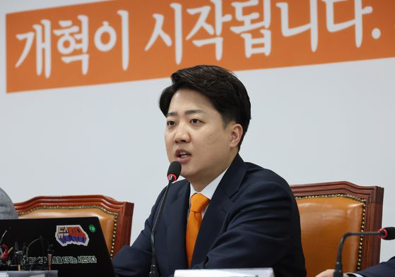 이준석 개혁신당 대표가 지난 19일 국회에서 열린 최고위원회의에서 발언하고 있다. 〈자료사진=연합뉴스〉