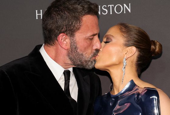 Jennifer Lopez and Ben Affleck kiss as they attend ELLE's Women in Hollywood Celebration, in Los Angeles, California, U.S., December 5, 2023. REUTERS/Mario Anzuoni 〈저작권자(c) 연합뉴스, 무단 전재-재배포 금지〉