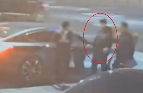 가수 김호중이 대리기사를 불러 귀가하는 장면.〈사진=채널A 보도화면 캡쳐〉