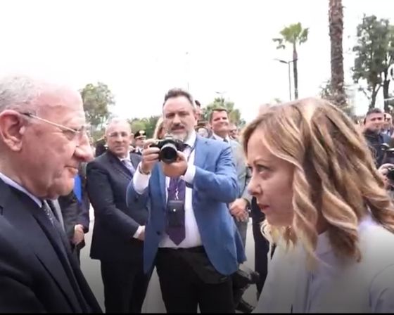 조르자 멜로니 이탈리아 총리가 자신을 '암캐'라고 표현했던 빈첸조 데 루카 캄파니아 주지사와 인사를 나누고 있다. 〈사진=ANSA 통신 X캡처〉