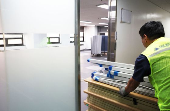 〈YONHAP PHOTO-5798〉 한동훈, 여의도 대산빌딩 임대...전당대회 준비 '속도' (서울=연합뉴스) 신준희 기자 = 국민의힘 당 대표 출마 예정인 한동훈 전 비대위원장의 새 사무실이 위치한 서울 여의도 대산빌딩에서 19일 이사 작업이 한창이다. 2024.6.19 hama@yna.co.kr/2024-06-19 15:48:34/ 〈저작권자 ⓒ 1980-2024 ㈜연합뉴스. 무단 전재 재배포 금지, AI 학습 및 활용 금지〉