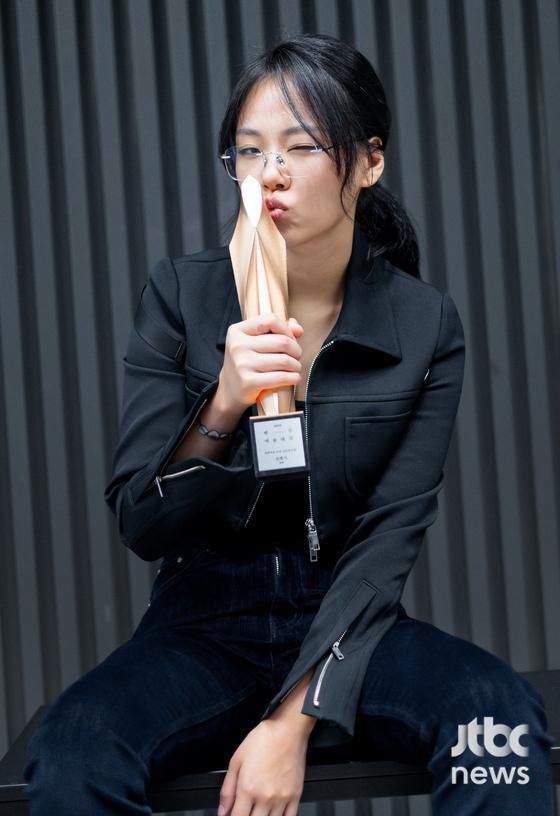 '제60회 백상예술대상'에서 영화 부문 여자 신인 연기상을 수상한 배우 김형서가 서울 마포구 상암동 JTBC에서 수상 인터뷰를 갖고 포즈를 취하고 있다. 박세완 엔터뉴스팀 기자 park.sewan@jtbc.co.kr (콘텐트비즈니스본부)