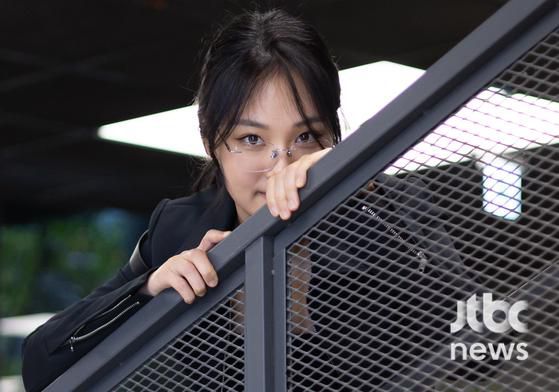 '제60회 백상예술대상'에서 영화 부문 여자 신인 연기상을 수상한 배우 김형서가 서울 마포구 상암동 JTBC에서 수상 인터뷰를 갖고 포즈를 취하고 있다. 박세완 엔터뉴스팀 기자 park.sewan@jtbc.co.kr (콘텐트비즈니스본부)