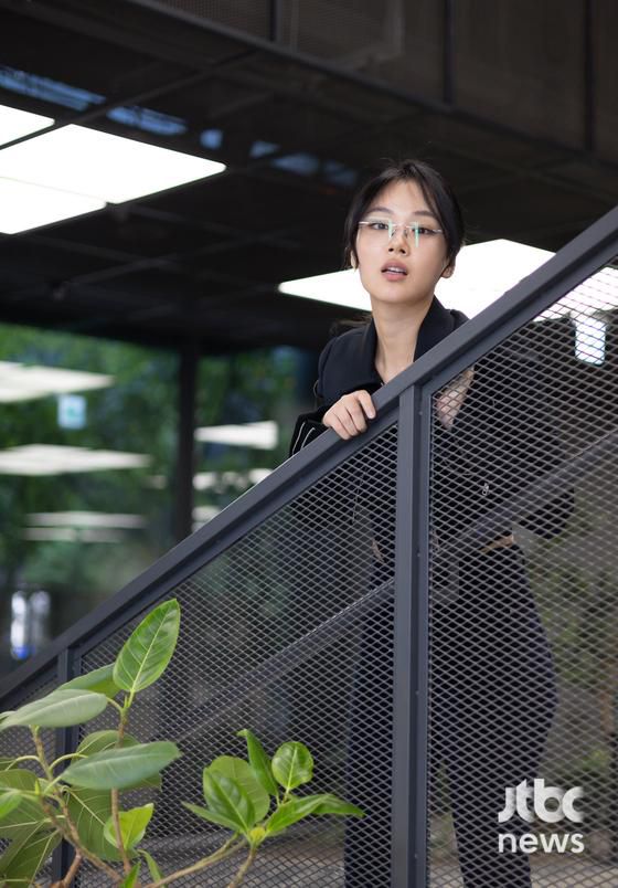 '제60회 백상예술대상'에서 영화 부문 여자 신인 연기상을 수상한 배우 김형서가 서울 마포구 상암동 JTBC에서 수상 인터뷰를 갖고 포즈를 취하고 있다. 박세완 엔터뉴스팀 기자 park.sewan@jtbc.co.kr (콘텐트비즈니스본부)