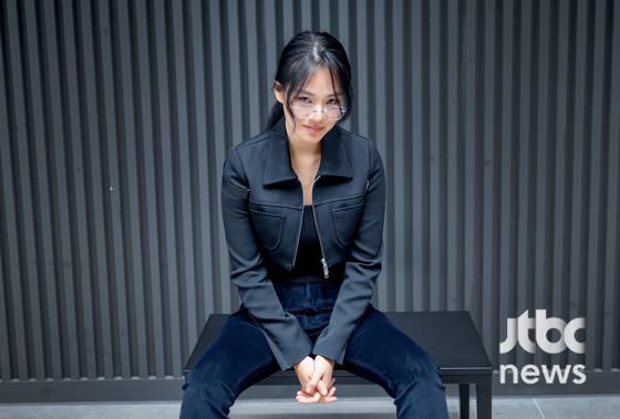 '제60회 백상예술대상'에서 영화 부문 여자 신인 연기상을 수상한 배우 김형서가 서울 마포구 상암동 JTBC에서 수상 인터뷰를 갖고 포즈를 취하고 있다. 박세완 엔터뉴스팀 기자 park.sewan@jtbc.co.kr (콘텐트비즈니스본부)