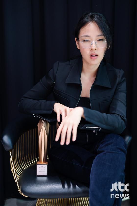 '제60회 백상예술대상'에서 영화 부문 여자 신인 연기상을 수상한 배우 김형서가 서울 마포구 상암동 JTBC에서 수상 인터뷰를 갖고 포즈를 취하고 있다. 박세완 엔터뉴스팀 기자 park.sewan@jtbc.co.kr (콘텐트비즈니스본부)