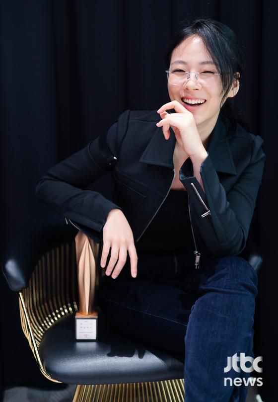 '제60회 백상예술대상'에서 영화 부문 여자 신인 연기상을 수상한 배우 김형서가 서울 마포구 상암동 JTBC에서 수상 인터뷰를 갖고 포즈를 취하고 있다. 박세완 엔터뉴스팀 기자 park.sewan@jtbc.co.kr (콘텐트비즈니스본부)