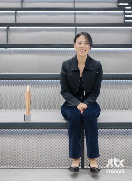 '제60회 백상예술대상'에서 영화 부문 여자 신인 연기상을 수상한 배우 김형서가 서울 마포구 상암동 JTBC에서 수상 인터뷰를 갖고 포즈를 취하고 있다. 박세완 엔터뉴스팀 기자 park.sewan@jtbc.co.kr (콘텐트비즈니스본부)