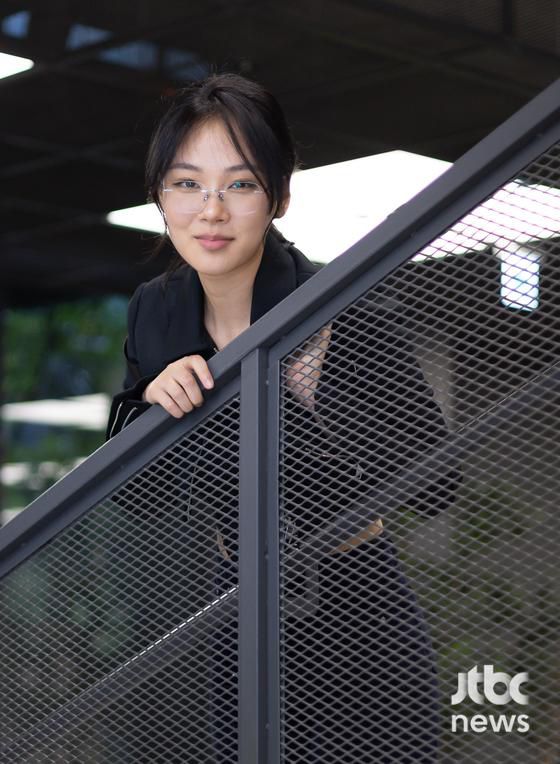 '제60회 백상예술대상'에서 영화 부문 여자 신인 연기상을 수상한 배우 김형서가 서울 마포구 상암동 JTBC에서 수상 인터뷰를 갖고 포즈를 취하고 있다. 박세완 엔터뉴스팀 기자 park.sewan@jtbc.co.kr (콘텐트비즈니스본부)