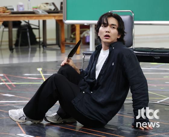 24일 오후 서울 강북구 미아동 성신여자대학교 운정그린캠퍼스 연습실에서 뮤지컬 '엔젤스 인 아메리카' 연습실 공개 행사가 열렸다. 유승호, 손호준, 고준희, 정혜인, 이태빈, 정경훈, 이유진, 양지원, 이효정, 김주호, 전국향, 방주란, 태항호, 민진웅이 참석했다. 김현우 엔터뉴스팀 기자 kim.hyunwoo3@jtbc.co.kr (콘텐트비즈니스본부)