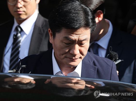 이임재 전 용산경찰서장이 30일 오후 서울 마포구 서울서부지방법원에서 열린 이태원 참사 부실대응 관련 1심 선고에서 금고 3년 형을 선고받은 뒤 청사를 나서고 있다. 〈사진=연합뉴스〉