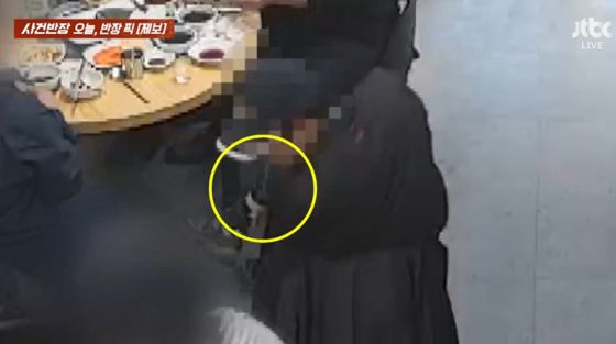 식당 바닥에 침을 뱉는 남성의 모습. 〈사진=JTBC '사건반장'〉