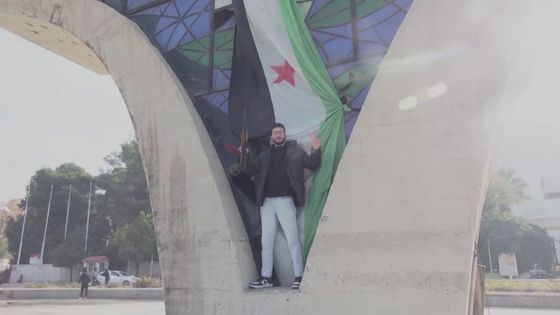 알아사드 대통령의 철권 통치가 끝나면서 자축하는 시민. 〈사진=로이터 캡처〉