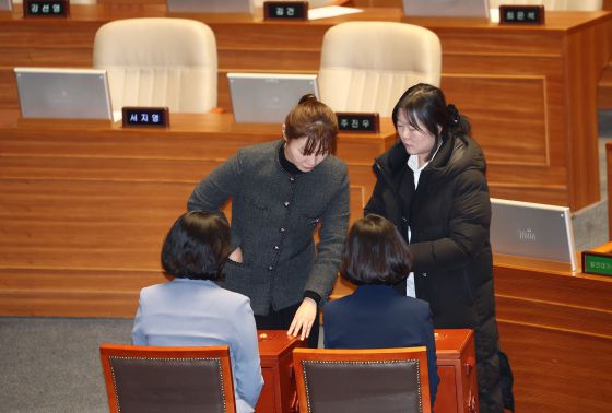 대통령 탄핵소추안 투표하는 김예지 의원 [사진 연합뉴스]