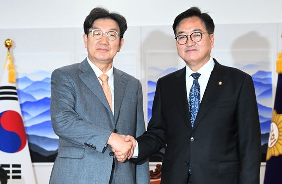 권성동 국민의힘 신임 원내대표(왼쪽)가 13일 오전 서울 여의도 국회에서 우원식 국회의장와 만나 악수하고 있다. 〈사진=공동취재단〉