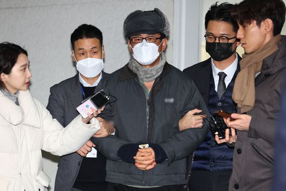 '12·3 비상계엄' 기획에 관여한 혐의로 구속된 노상원 전 국군정보사령관이 24일 오전 은평구 서울서부경찰서에서 검찰로 송치되고 있다. 〈사진=연합뉴스〉