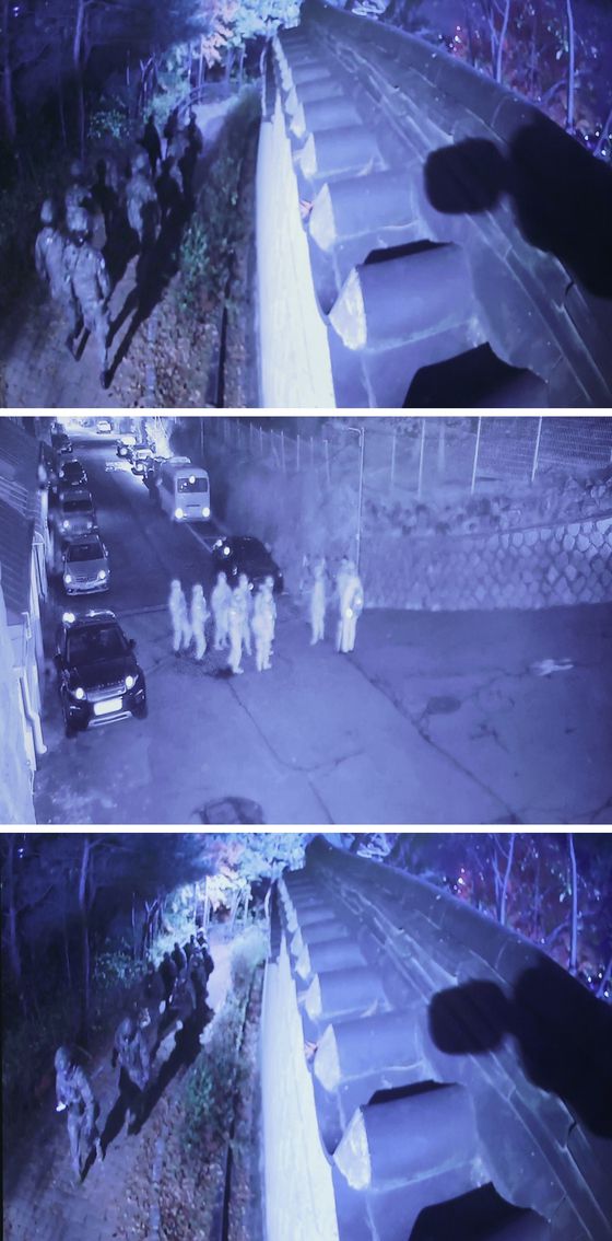 위부터 01시 42분 국회의장 공관 담벼락 외곽을 걸어가는 계엄군, 01시 50분 국회의장 공관 정문에 집결한 계엄군. 04시 45분 국무회의를 통해 비상계엄이 해제된 지 15분 경과 후 철수하는 계엄군의 모습. CCTV영상 촬영. 〈사진=연합뉴스〉
